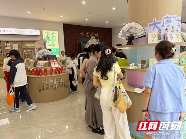 岳阳市博物馆内的文创产品展示销售区。