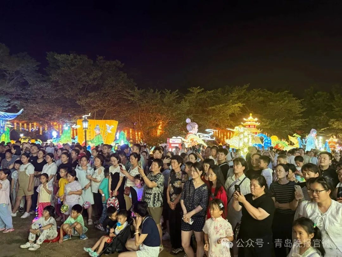 游客们观看演出。