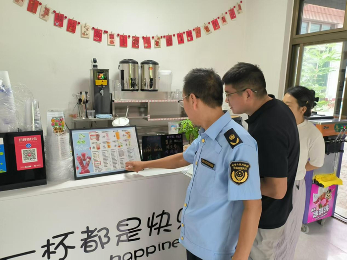 雄县综合执法局针对白洋淀周边乡村游经营主体开展重点领域专项检查。雄县县委宣传部供图