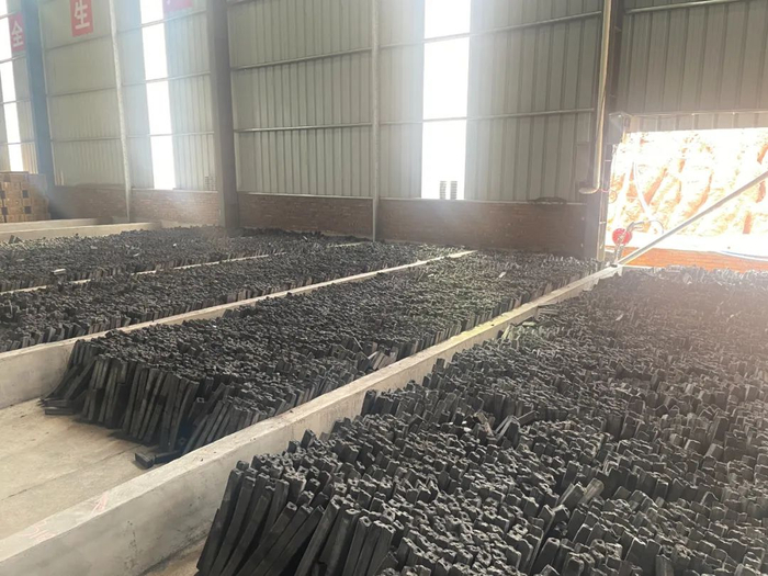 仁化县华鑫炭业有限责任公司生产的竹炭。