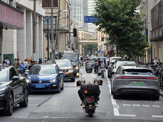 云南南路设有双向车道，设置智慧停车位后，容易带来拥堵问题 新民晚报记者 张龙 摄