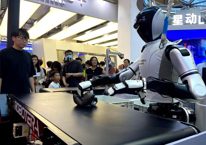 　　图为2025世界机器人大会上的一款机器人正在展示物品分拣能力。新华社记者 魏梦佳 摄