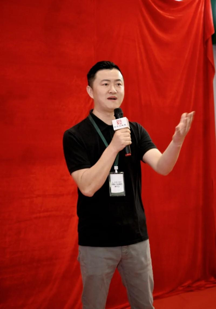 （美团休娱全国大客户负责人——刘彬，在开业仪式上致辞）