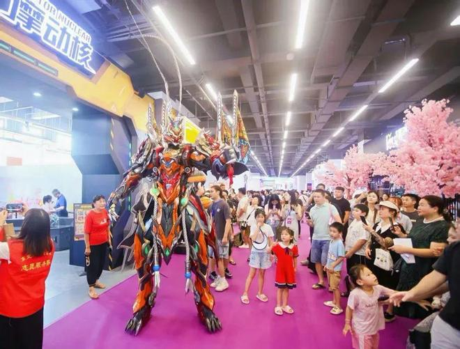 在东莞漫博会现场，摩动核机甲产品吸引了众多市民关注。程浩 摄