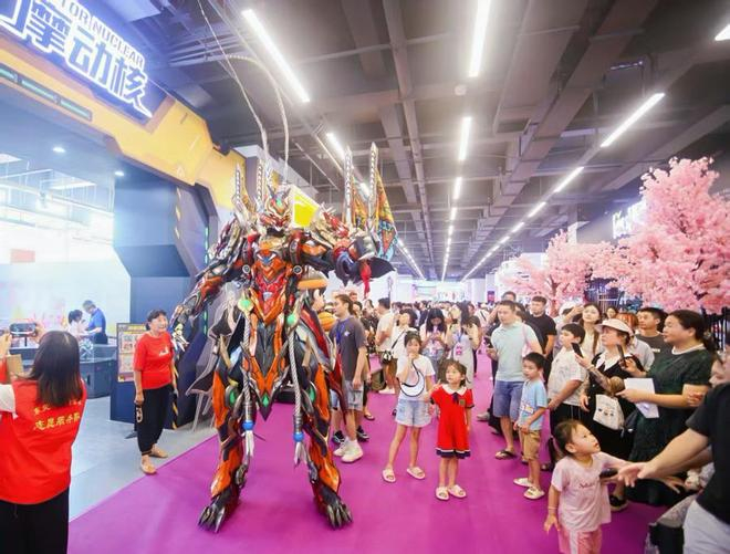 在东莞漫博会现场，摩动核机甲产品吸引了众多市民关注。程浩 摄