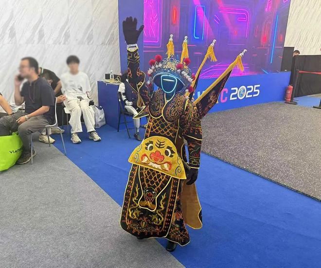 ▲京剧扮相的宇树科技机器人在展馆外对观众挥手互动