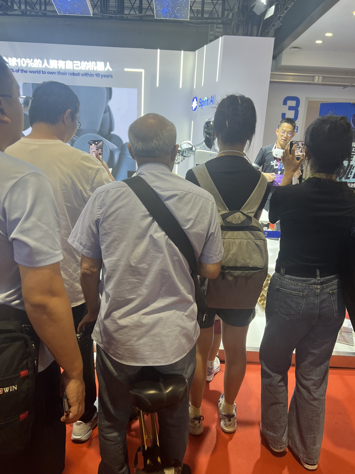 骑着小电动车观展的八旬王大爷 图片来源：每经记者李少婷 摄 