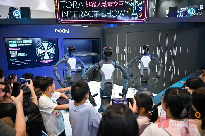 帕西尼人形机器人正表演动态交互