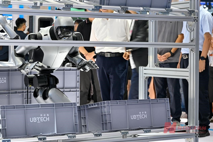 优必选机器人正在搬箱子