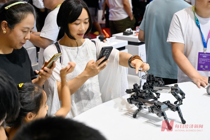 四足机器人已经商用并走入家庭，观众与机器人进行互动