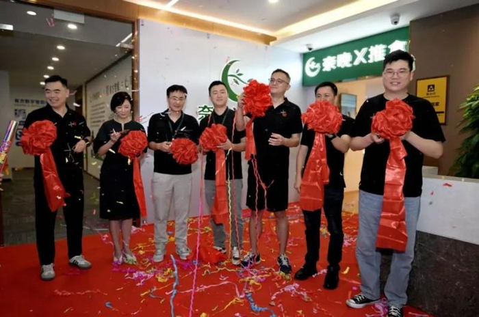 （嘉宾在“奈晚X推拿”首店开业仪式上剪彩）