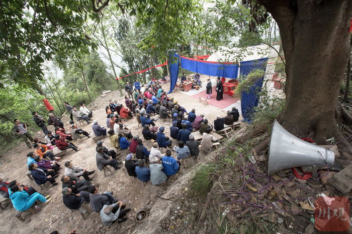 2014年4月，德阳中江县仓山镇华实乡，戏台搭建在山顶的一块平地上，来看戏的差不多都是留守老人。