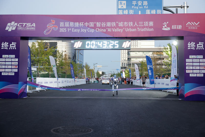 机器人完成冲线。新京报记者 王子诚 摄