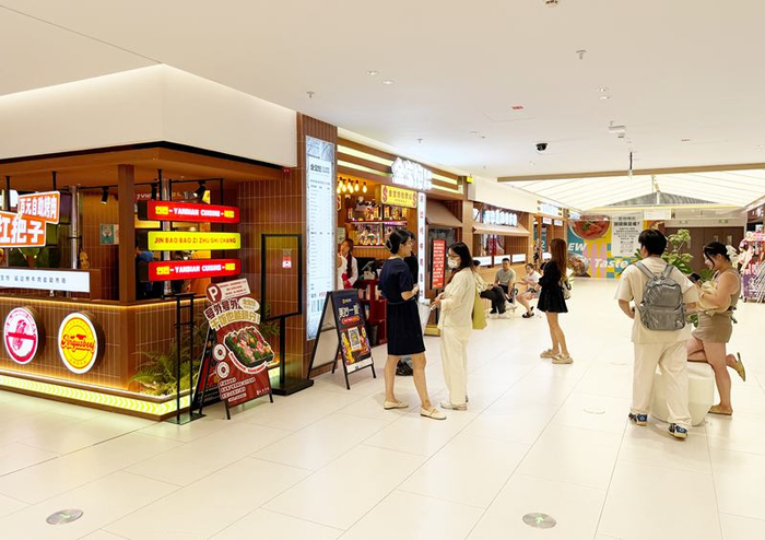 餐饮区引入十余个餐饮品牌，让顾客可以慢下来、坐下来。新京报记者 王贵彬 摄