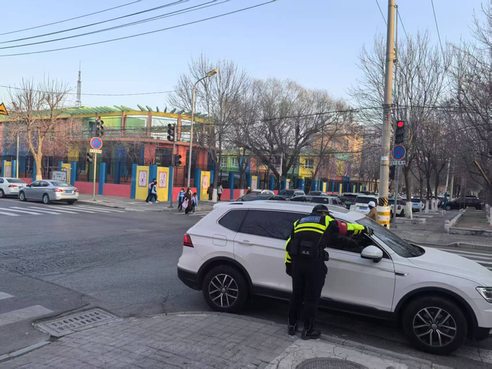 盘锦市民张先生提出建议的第二天，盘锦市公安局就增加交警执勤力量，保障正常交通秩序。盘锦市委社会工作部供图