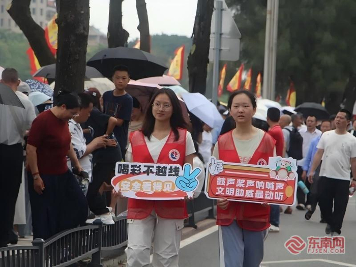 海峡两岸龙舟赛赛场旁，志愿者开展文明观赛宣传。东南网记者 李霖 摄