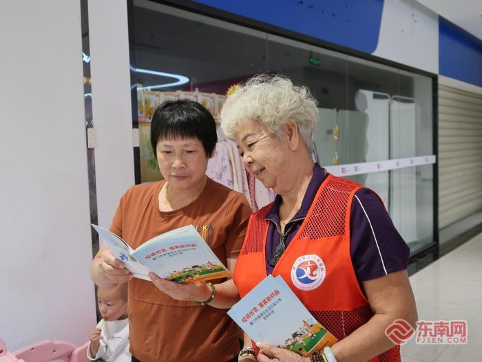 西亭社区志愿者向居民宣传垃圾分类。集美区委文明办 供图