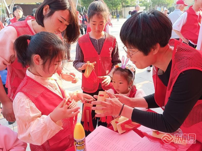 双岭村快板说唱团练习移风易俗快板。集美区委文明办 供图