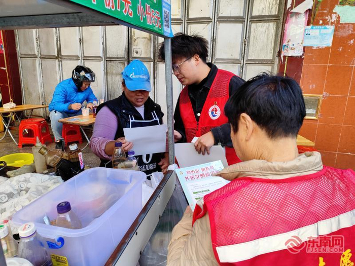 志愿者开展移风易俗宣传。集美区委文明办 供图