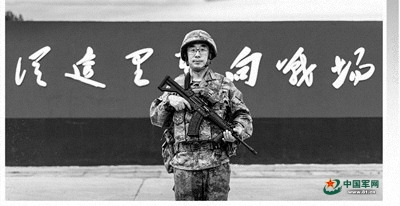 　　李飞在空军某部训练场留影。鄢雨龙摄
