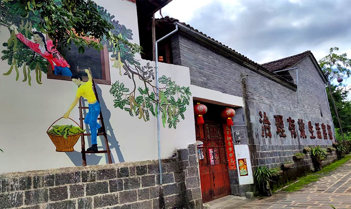   墙画与村子里的一草一木巧妙融合，妙趣横生（8月5日摄）。新华网发（韩文萍 摄）