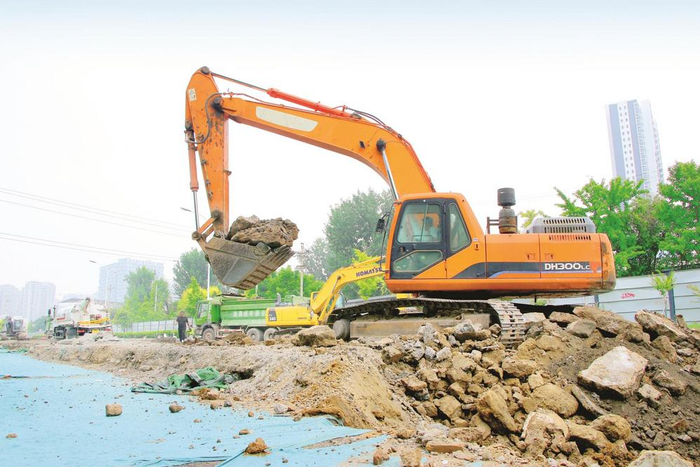         图为滏河大街（联纺路—北仓路段）施工现场。 本报记者 刘学维 摄    
