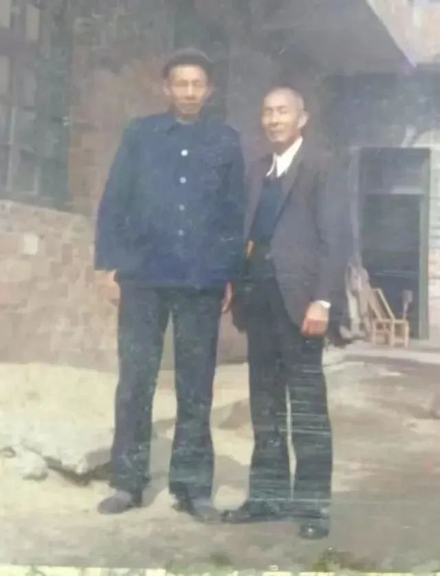 张孝怡（右）回乡探亲时，与哥哥（张友强的父亲）合影
