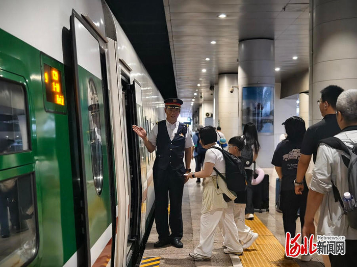 7月27日，C29次列车停靠在北京西站，旅客们正在有序上车。 李继清摄