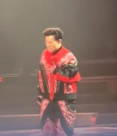 陈奕迅在演唱会上捂着胸口干呕