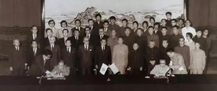 　　资料图：1978年8月12日，《日中和平友好条约》签字仪式在人民大会堂举行。