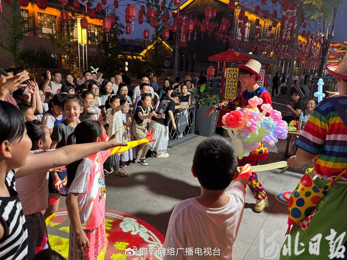8月1日，在承德市双滦区鼎盛·元宝街上，游客正在参与这里举办的互动游戏。河北日报记者 李巍摄