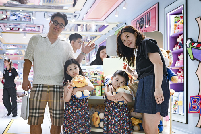 7月17日，韩国游客在位于上海市南京路步行街的一家潮玩店里购物。新华社记者 唐斯琦 摄
