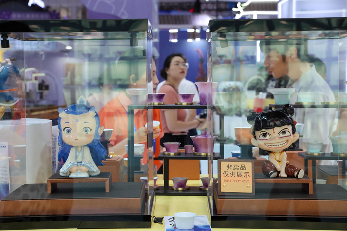 深圳，5月22日，文博会上展示的电影《哪吒》周边产品。新华社记者 梁旭 摄