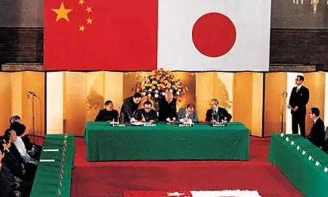 　　资料图：1978年10月23日，《日中和平友好条约批准书》互换仪式在日本首相官邸举行。