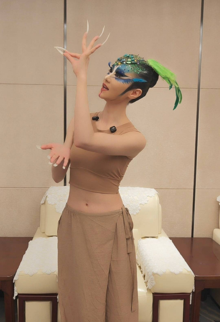 肖蓉浩演示孔雀手