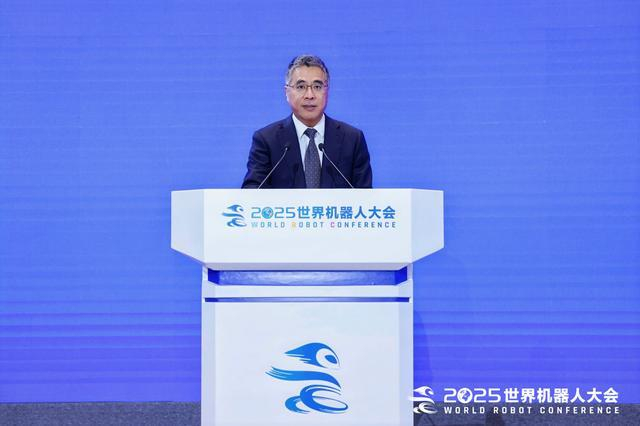 北京市经济和信息化局局长姜广智演讲。主办方供图