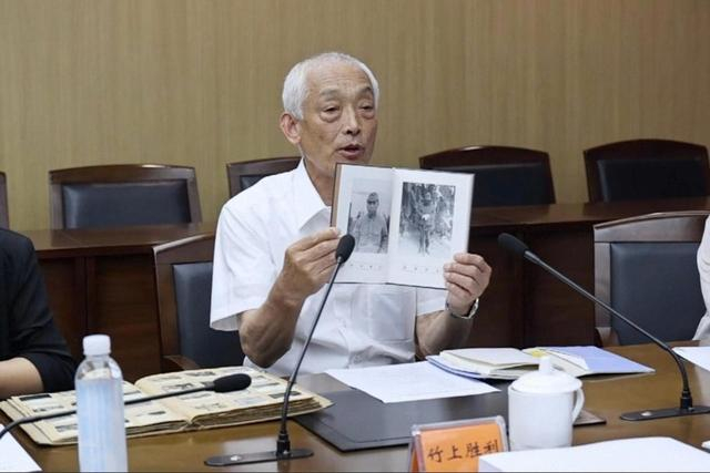 竹上胜利在文物史料捐赠仪式现场。（新华社记者蒋芳 摄）