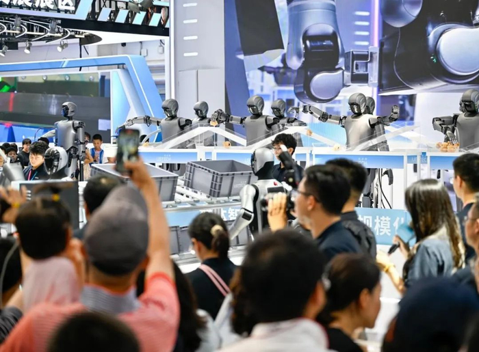 观众观看机器人展示群体作业方案 图片来源：每经记者 韩阳 摄
