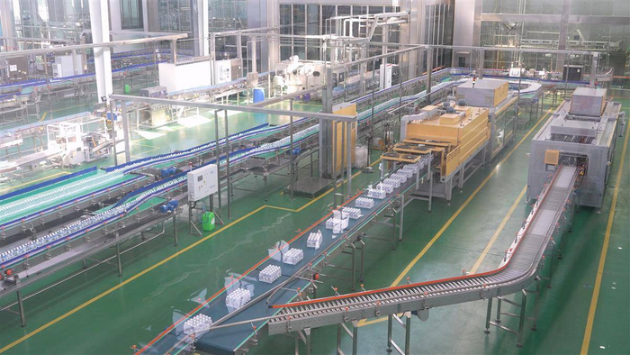 武当山水饮料有限公司建成4条智能生产线。（丹江口市委宣传部供图）