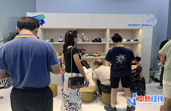 　　访客围观“元萝卜” 中新经纬谢婧雯摄