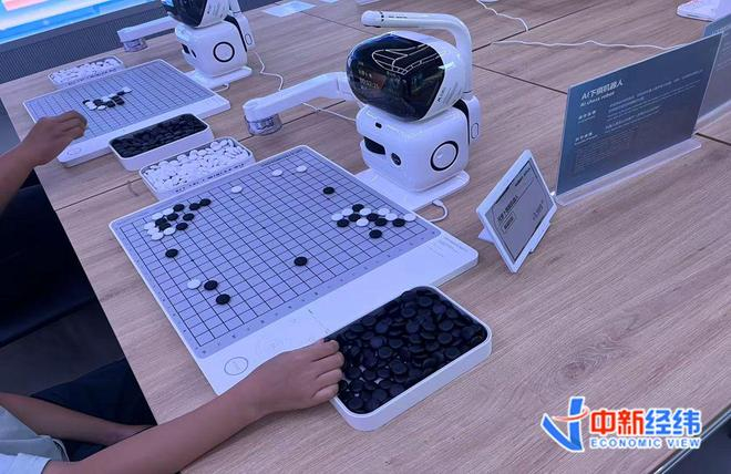 　　AI下棋机器人 中新经纬谢婧雯摄