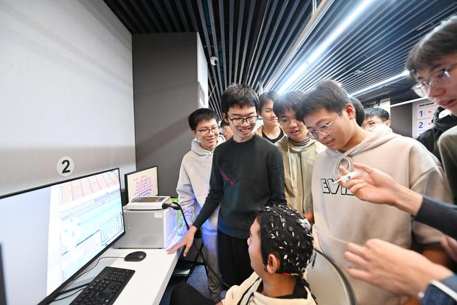 　　学生在天津大学脑控系统研发与集成应用实验室内上课。新华社记者 李然 摄