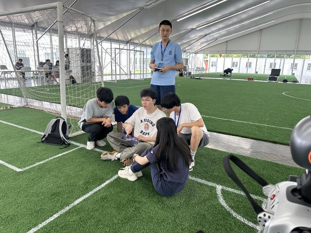 人大附中团队正在调试代码。受访者供图