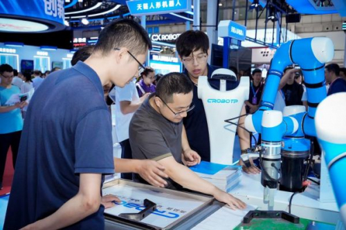 　　卡诺普AI复合机器人“灵迅”实拍图