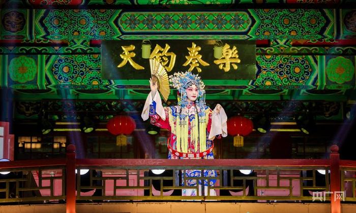 主题宣传活动中的戏曲表演（央广网记者  张强  摄）
