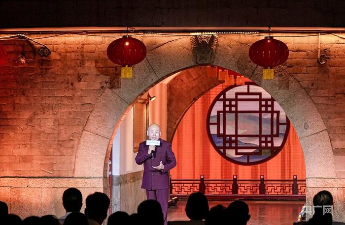 孟广禄在古文化街戏楼前唱响《中华瑰宝》（央广网记者  张强  摄）