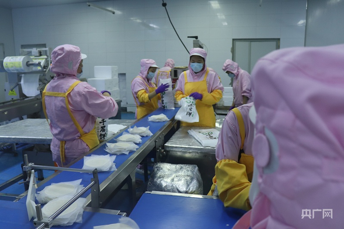工作人员包装千层饼（央广网发  实习记者苏睿楠  摄）