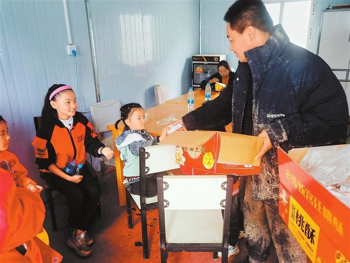     陈万凯在安置点发放物资。新甘肃·甘肃日报记者 冯宝强
