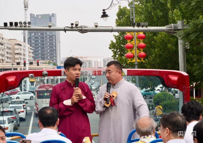 天津首台双层“相声巴士”（央广网发  王艺晗  摄）