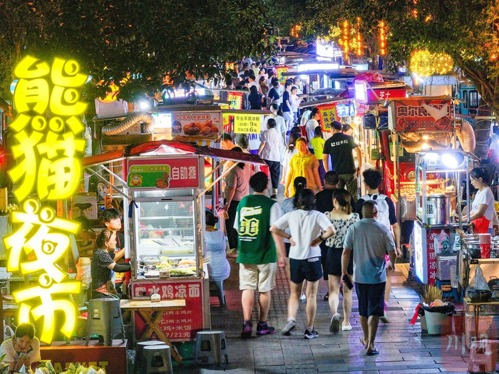 雅安熊猫夜市，融入了本土熊猫等文旅元素，引入雅安各区县、全国各地的特色小吃。黄刚 摄